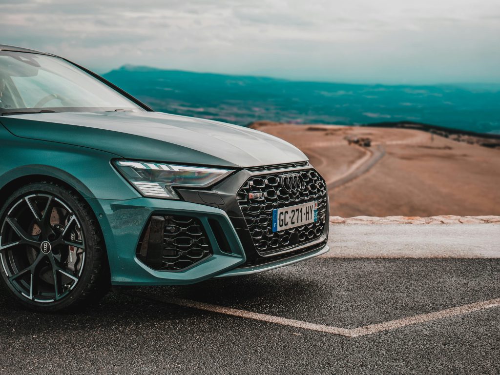 Nowoczesne podejście do piękna i stylu – idealne połączenie kosmetologii i motoryzacji: Audi RS3 wypożyczalnia Katowice w tle luksusowego salonu.