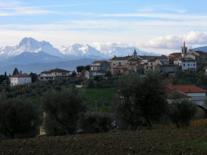 Przytulny pokój z widokiem na Tatry Gorce, idealny na romantyczny lub rodzinny wyjazd.