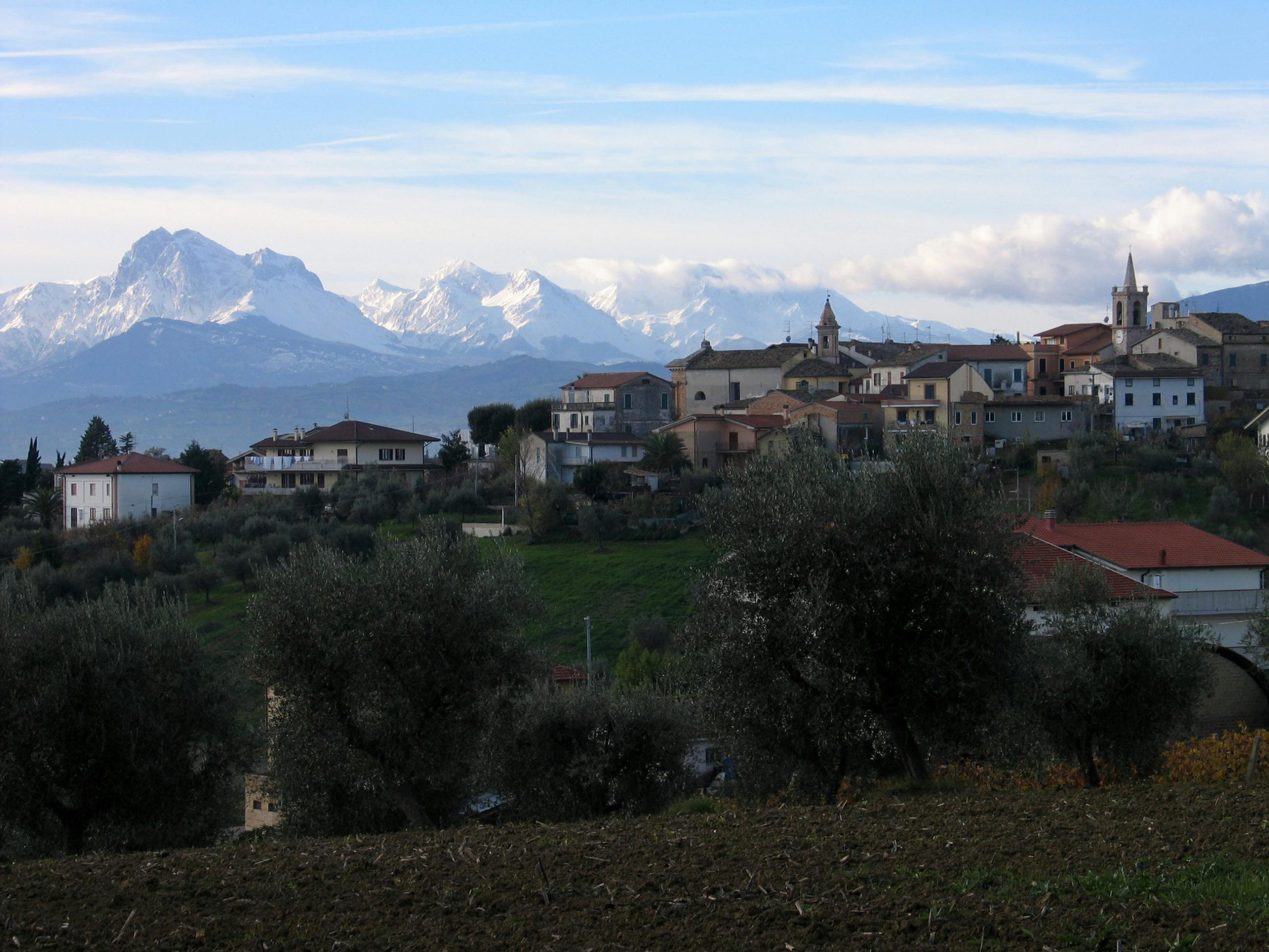 Przytulny pokój z widokiem na Tatry Gorce, idealny na romantyczny lub rodzinny wyjazd.