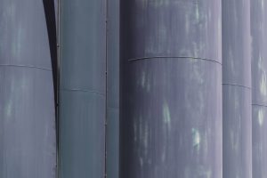 Nowoczesne zbiorniki przeciwpożarowe naziemne zapewniające szybki dostęp do wody.