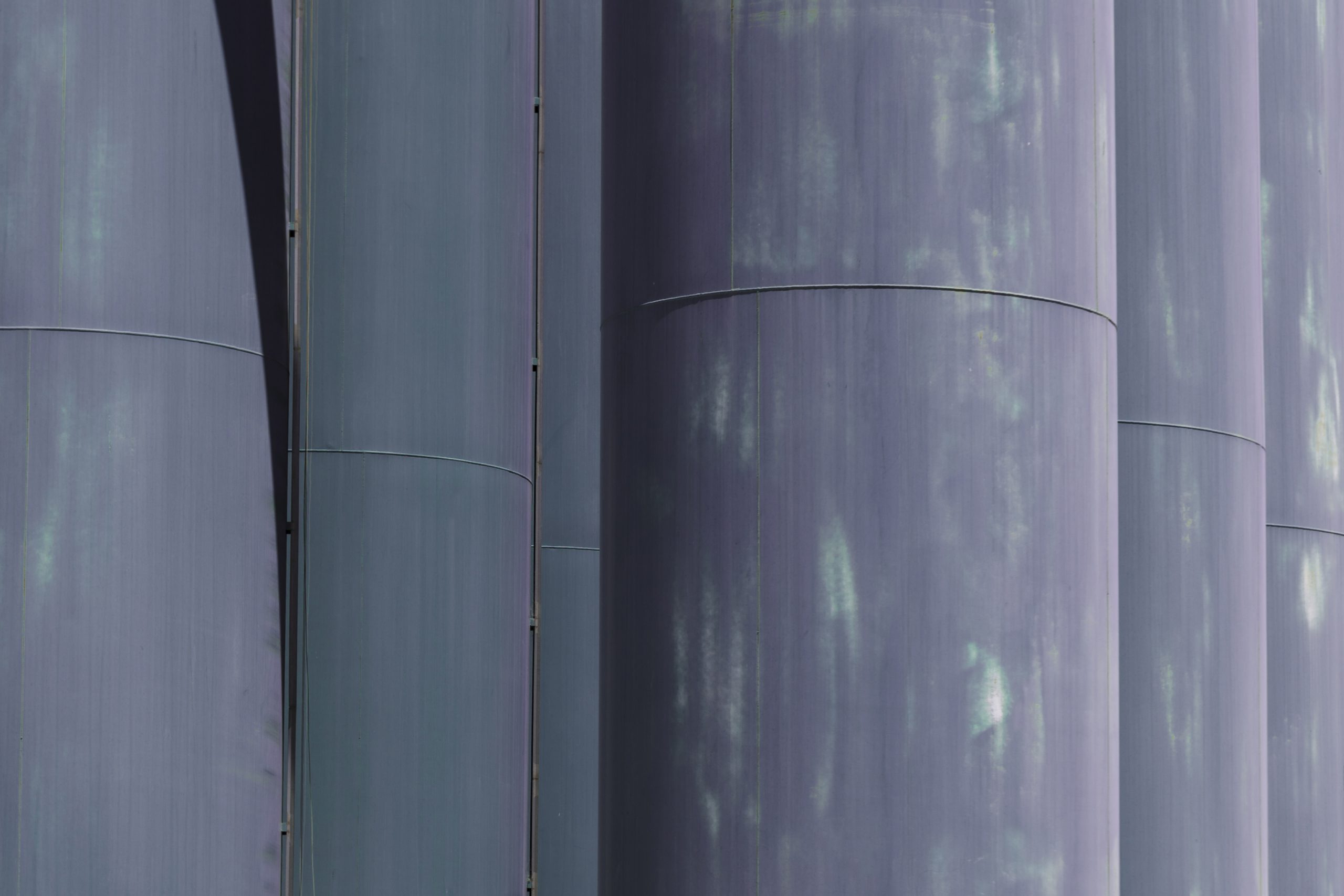 Nowoczesne zbiorniki przeciwpożarowe naziemne zapewniające szybki dostęp do wody.