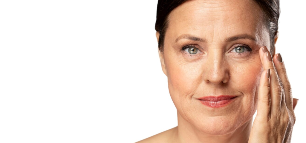 Dojrzała kobieta z promienną skórą – naturalne odmłodzenie – bezpieczne usuwanie zmarszczek we Wrocławiu – poczuj się pewnie i pięknie