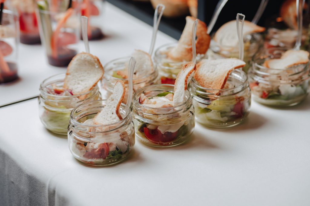 Usługi cateringowe dla firm – Wrocław. Elegancki lunch firmowy serwowany podczas eventu biznesowego.