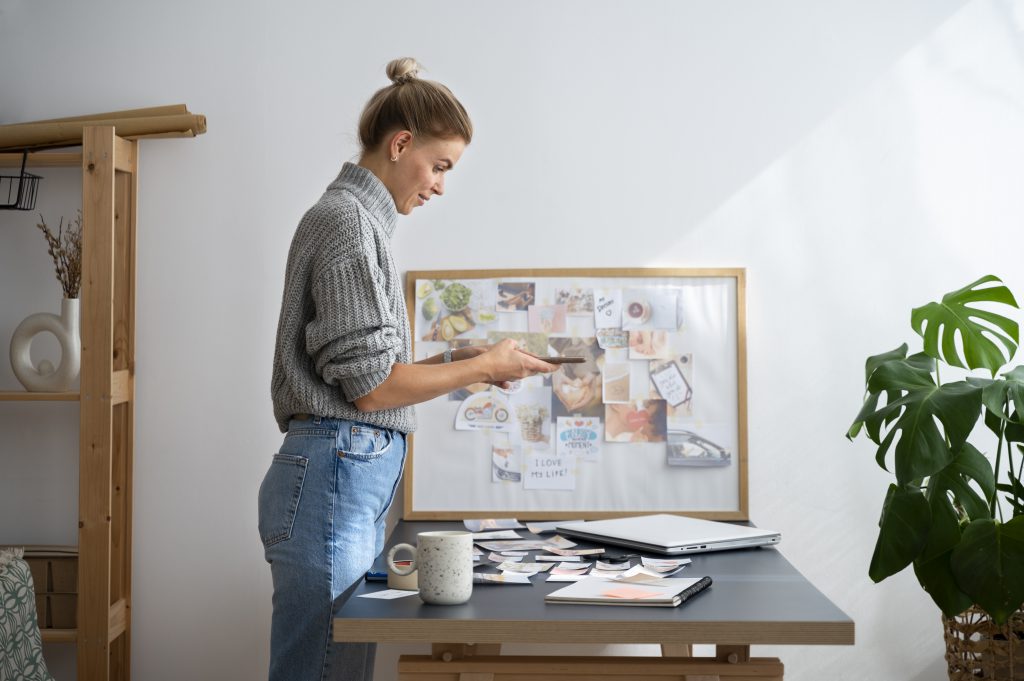 Specjalista pracujący nad renowacją płótna – konserwacja obrazów Kraków w praktyce