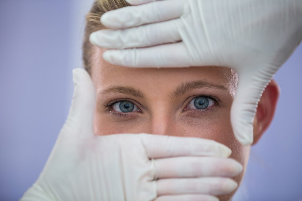 Zbliżenie na oczy kobiety – korekta wzroku ceny i metody leczenia wad wzroku